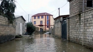 Evləri su altında qalan sakinlər:  Qurumlara müraciət etmişik, baxan yoxdur - VİDEO 