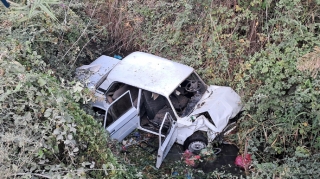 Avtomobil kanala aşdı, sürücünün ayağı sındı - FOTO - YENİLƏNİB