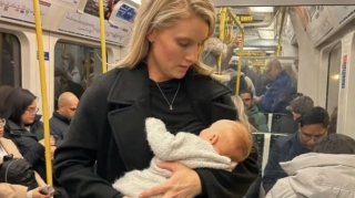 Metroda uşaq əmizdirən qadına heç kim yer vermədi  - FOTO
