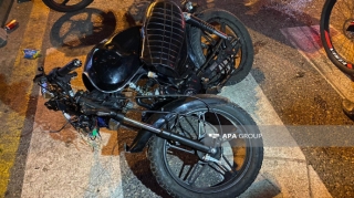 Bakıda motosiklet avtomobilə çırpılıb, xəsarət alan var - FOTO 