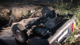 Sumqayıtda avtomobil çuxura düşərək çevrilib - Yolda çuxuru kim və niyə qazıb?  - VİDEO