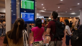 Hava limanının əməkdaşı oğurladığı 300 dolları yedi - ANBAAN VİDEO 