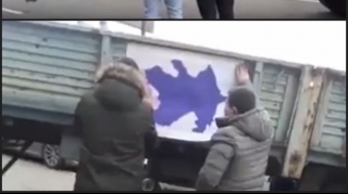 Ermənilər yolu bağladı: maşınlara Azərbaycan xəritəsi yapışdırdılar - FOTO