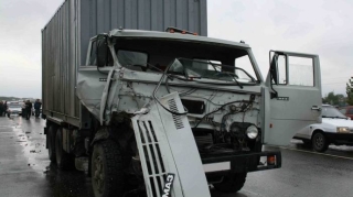 Ağdaşda iki “KamAz” toqquşub, ölən var 