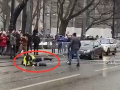 Aksiya iştirakçısı yol polisini yumruqla yerə sərdi  - VİDEO