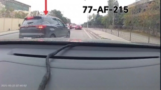 "Stop" nişanında dayanan sürücüyə əsəbiləşib qarşısını kəsdi - VİDEO