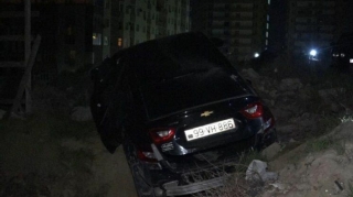 Bakıda avtomobilə silahla atəş açıldı, yoldan çıxıb dərədən aşdı - FOTO