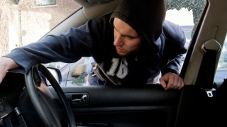 Bakıda avtomobildən 18 min manata yaxın pul oğurlanıb 