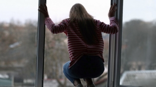 Bakıda 19 yaşlı qız özünü 10-cu mərtəbədən atıb