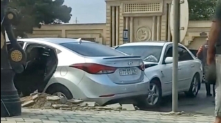 Sumqayıtda iki “Hyundai”  toqquşaraq yararsız hala düşdü  - VİDEO