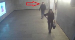Metroda pulla dolu çantanı oğurlayan şəxs kameraya düşdü – VİDEO