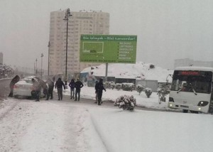 Bu dəfə vətəndaşlar yolda qalan yol polisinə kömək etdi - Bakıda