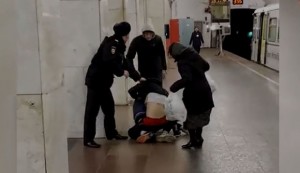 Metroda qadının iştirakı ilə “qaydasız döyüş” - VİDEO