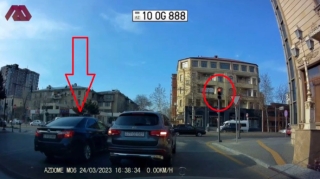 Qırmızı işıqda dayanmayan bahalı nömrəli maşının sürücüsü kameraya düşdü   - VİDEO