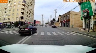 Qırmızıda dayanmayıb qoşa xəttin üzərindən şütüyən sürücü təhlükə saçdı   - VİDEO