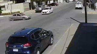 Qadın sürücü qayda pozub qəza törətdi – Maşından düşüb asfalta çırpıldı - VİDEO 