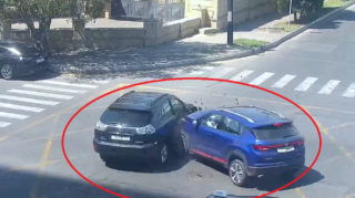 Bakıda qırmızı işıqda keçən maşın "Lexus"u vurdu - VİDEO 