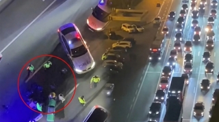 Bakıda məşhur ticarət mərkəzinin qarşısında qadını maşın vurdu - VİDEO   - YENİLƏNİB