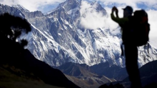 Alpinist arvadının gözü qarşısında öldü, digəri uçquna düşdü