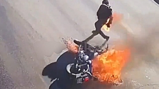 Yolun ortasında motosiklet alışıb yandı   - VİDEO