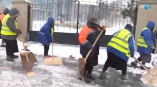 Deputatdan yaşlı qadınların Bakı küçələrini qardan təmizləməsinə REAKSİYA 