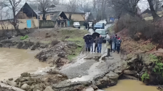 Vənlik kəndində körpü qəzalı vəziyyətə düşdü - VİDEO