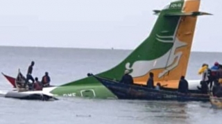 Afrikada göyərtəsində 53 nəfərin olduğu təyyarə gölə düşüb - VİDEO 