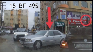 Qırmızı işıqda yolayrıcına girən sürücü xaos yaratdı - VİDEO