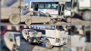 Avtovağzal yaxınlığında qəza:  “Mercedes” avtobusa çırpıldı, sürücü..  - VİDEO