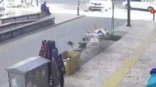 Oturduğu yerdə ölümlə üz-üzə gəldi – VİDEO 