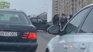 Bakıda yük maşını ilə minik avtomobili toqquşub- tıxac yaranıb