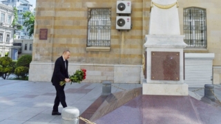 Prezident İlham Əliyev Azərbaycan Xalq Cümhuriyyətinin şərəfinə ucaldılmış abidəni ziyarət edib 