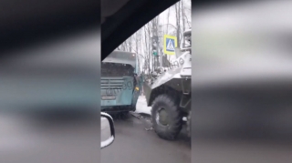Sərinişin avtobusu "BTR"lə TOQQUŞDU  - VİDEO