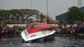 Banqladeşdə barja ilə qayıq toqquşub, 25 nəfər həlak olub