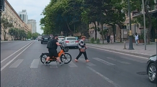 В Баку примерное поведение велосипедиста попало на камеру — ВИДЕО 