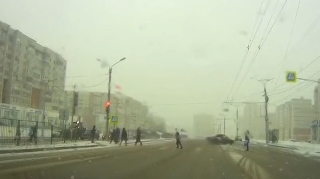 Sürücü piyadaların üstünə sürdü, dayanacağa çırpıldı - ŞOK VİDEO  