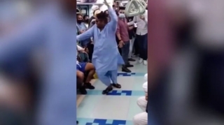 Metroda rəqs edən kişini həbs gözləyir  - VİDEO