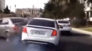 Bakıda dəhşətli qəza:  Geriyə dönən maşın belə vuruldu - VİDEO