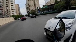 Bakıda qayda pozan sürücülərdən biri yolu kəsib motosikleti vurdu    - VİDEO