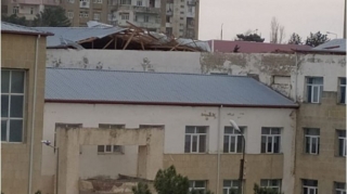 Bakıda güclü külək orta məktəbin dam örtüyünü uçurdu  - FOTO