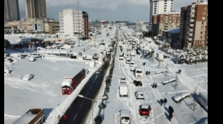 В снежном плену: в Стамбуле некоторые водители 33 часа простаивают на дорогах  - ФОТО