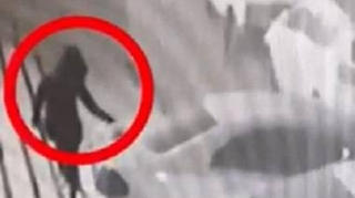 Bakıda gecə saat 12-də qızın gözlənilməz əməli kameraya düşdü - VİDEO 