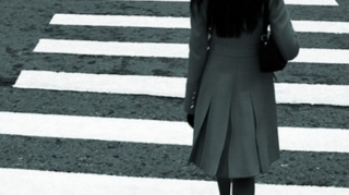 Avtomobil qadının ayağının üstündən keçdi - Bakıda 