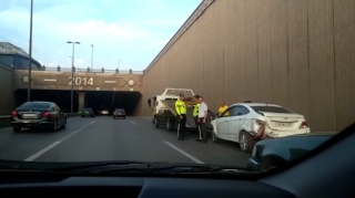 “Dərnəgül yolu"nda  “Hyundai”divara çırpıldı:  yolda tıxac yarandı  - VİDEO