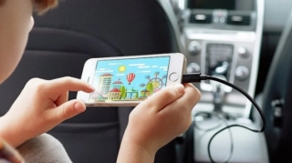 İsti havada avtomobillərdə mobil telefon saxlayanlara XƏBƏRDARLIQ - VİDEO 