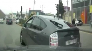 "Prius" taksi təhlükə yaratdı: sürücü yol verib canını qurtardı - VİDEO 