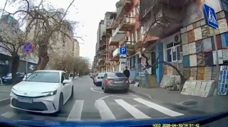 Bakıda əks yola çıxan sürücü ona xəbərdarlıq edən qadını təhqir etdi: “Dayı özünsən…”   - VİDEO