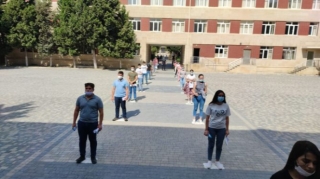Buraxılış imtahanlarında karantin qaydalarına nəzarət edilir - FOTO 