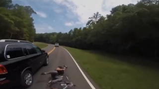 İdarəetməni itirən sürücü velosipetçini vurdu -VİDEO 