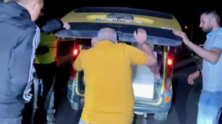 Körpə hərəkətdə olan avtomobilin baqajından yola düşdü - VİDEO   